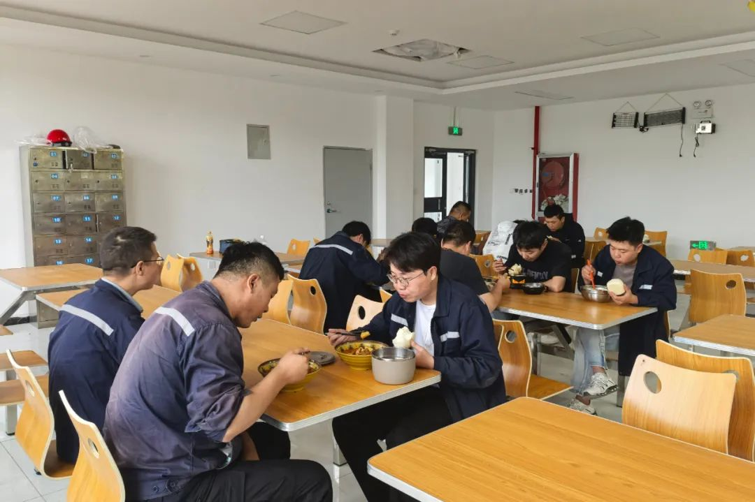 香在“舌尖”暖在“心間”——神木恒穩(wěn)公司職工食堂開餐啦！